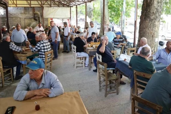 nufusu-bile-sayamiyorlar-bir-anda-kalabaliklasti-20-bin-kisilik-yer-450-bin-oldu.jpg