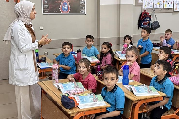 Öğrenci ve velilerin gözü MEB'de: Yarın(13 Mart) okullar yarım gün mü?