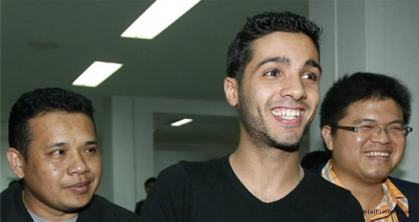 ona-mutlu-hacker-diyorlar-hamza-bendelladj.jpg