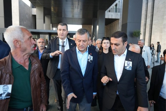 ozgur-ozele-yumruk-atan-saldirgan-bakin-kim-cikti.jpg
