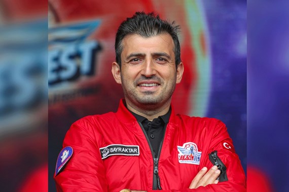 selcuk-bayraktar-muthis-projesini-duyurdu-yer-yerinden-oynayacak.jpg