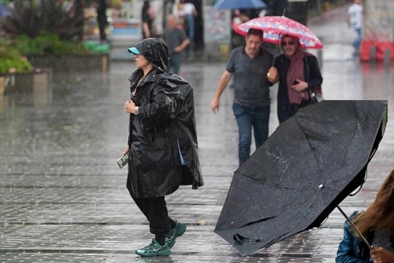 Hava Sertleşiyor: İstanbul Dahil 14 İl İçin Sağanak ve Fırtına Alarmı