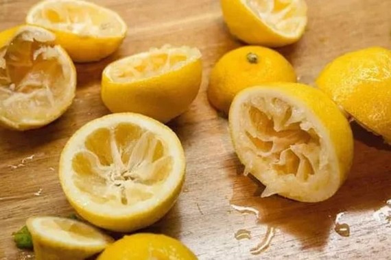 sikilmis-limonlari-cope-atmayin-buzlukta-bekletince-sifa-saciyor.jpg