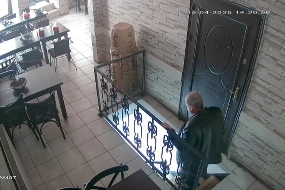 sirri-sureyya-onder-kalp-krizinden-once-bakin-ne-yemis.jpg