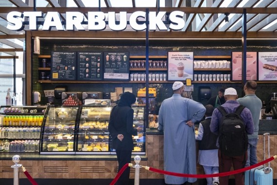 starbucksta-kiyafet-krizi-calisanlar-ayakta.jpg