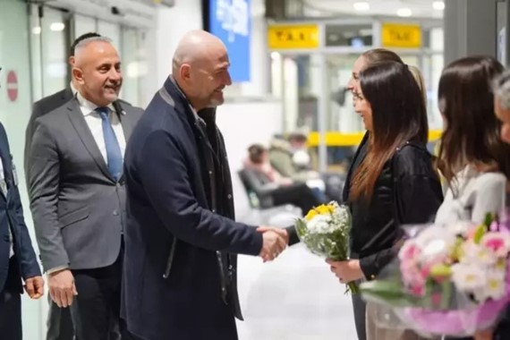 suleyman-soyu-gerildi-bu-da-size-hediyemiz-olsun-diyerek-firlatti.jpg
