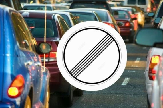 Sürücülerin çoğu bu trafik levhasının anlamını bilmiyor: Siyah çizgili işaret bakın ne anlama geliyo