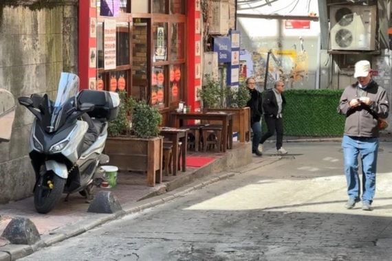 Restoranda şok anlar: Yemekten çıkan böcek müşterinin dudağını ısırdı