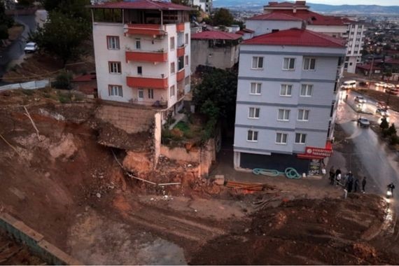 Temel kazısı faciaya ramak kala durduruldu: İki bina boşaltıldı