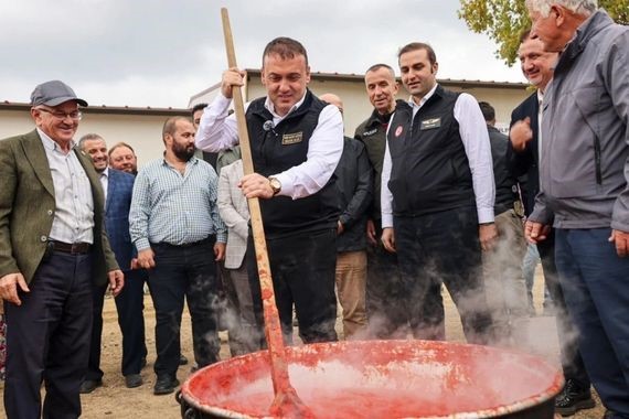 Vali Sözer hasada katıldı, salça kazanının başına geçti