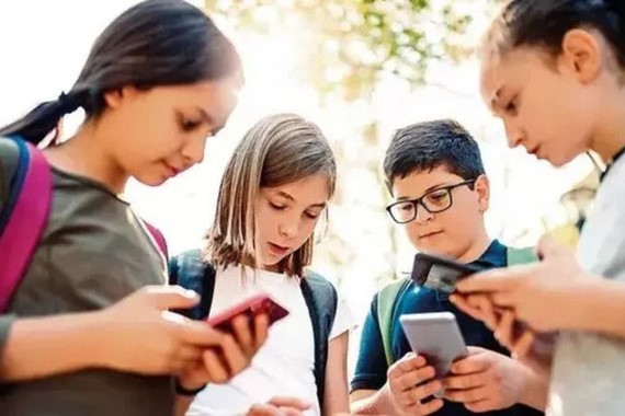 yeni-donem-basladi-ogrencilere-cep-telefonu-ve-tayt-yasagi.jpg