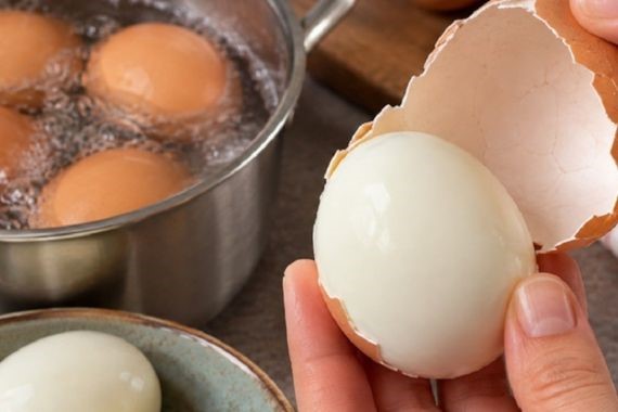 Yumurta haşlarken bunu yapanlar kabukla uğraşmıyor
