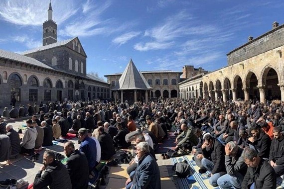 1-mayis-cuma-namazi-diyarbakir.jpg