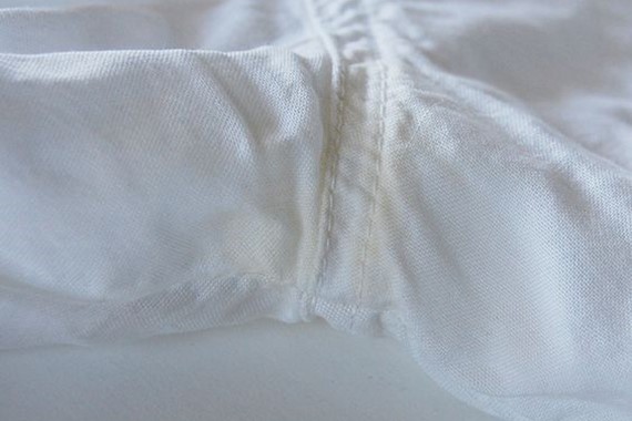 beyaz-gomlek-sari-leke.jpg