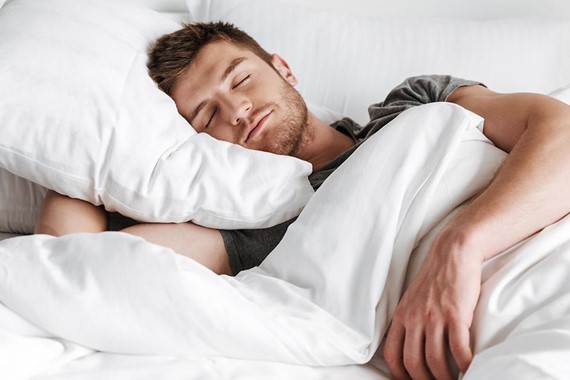 gece-uyurken-ellerde-uyusma.jpg