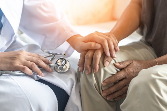 goz-muayenesi-alzheimer-ve-parkinson-hastaligi.jpg