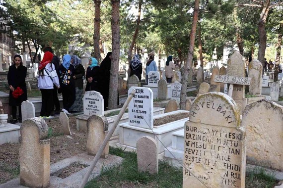 hamileler-mezarlik-ziyareti.jpg
