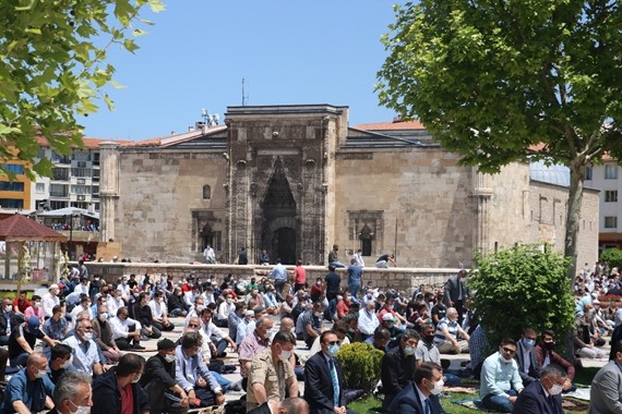 sivas-cuma-namazi-3.jpg