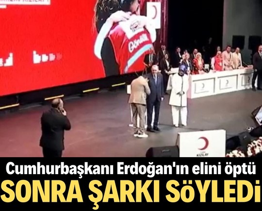 Cumhurbaşkanı Erdoğan'ın elini öptü sonra da şarkı söyledi